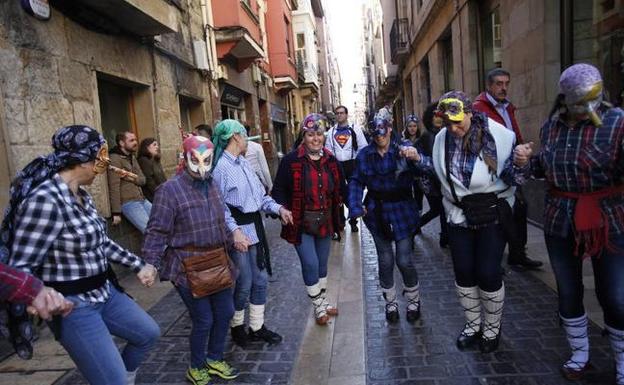 Las máscaras de surrandis animarán mañana el Carnaval en Durango. 