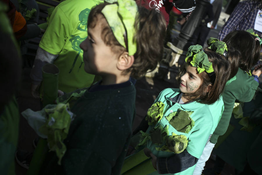 Niños vestidos de medusas, hortalizas, personajes de cuentos y emoticonos inundan de color la Gran Vía y el Casco Viejo a ritmo de charanga 