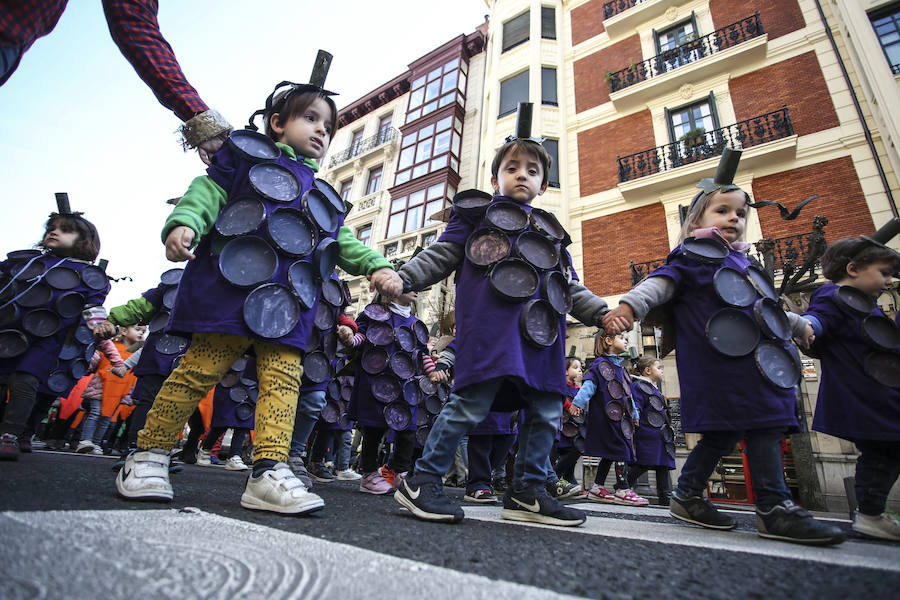 Niños vestidos de medusas, hortalizas, personajes de cuentos y emoticonos inundan de color la Gran Vía y el Casco Viejo a ritmo de charanga 