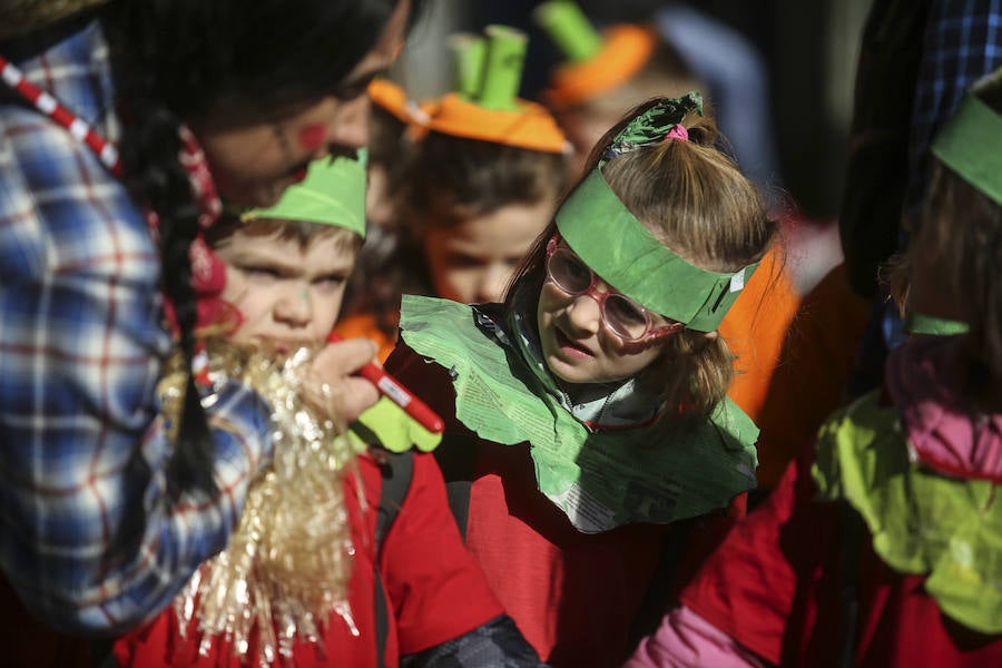 Niños vestidos de medusas, hortalizas, personajes de cuentos y emoticonos inundan de color la Gran Vía y el Casco Viejo a ritmo de charanga 