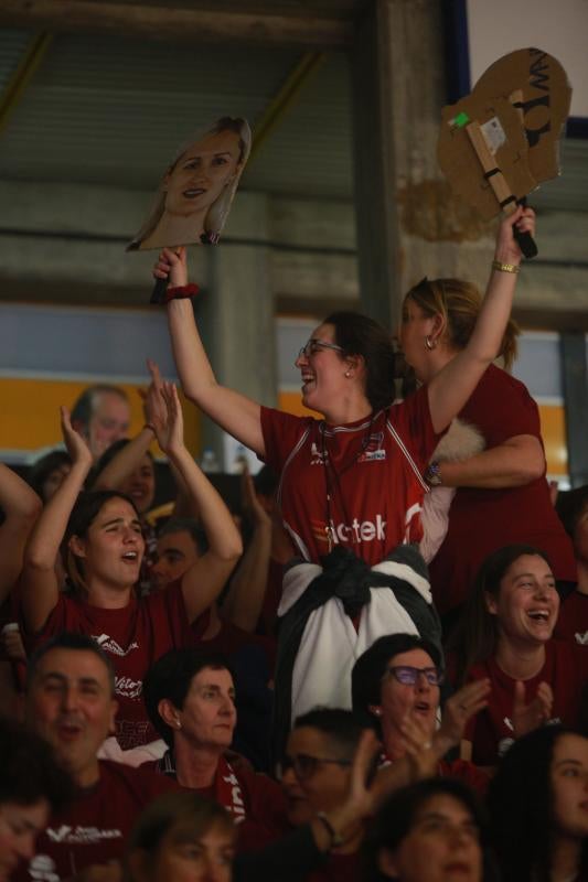 Fotos: La afición del Lointek apoya a su equipo en la Copa de la Reina