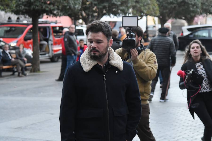 La iglesia de Santa María la Real de Azkoitia se ha quedado pequeña este sábado para acoger a los cientos de personas que han asistido al funeral por el alma del expresidente del PNV Xabier Arzalluz, fallecido el pasado a los 86 años