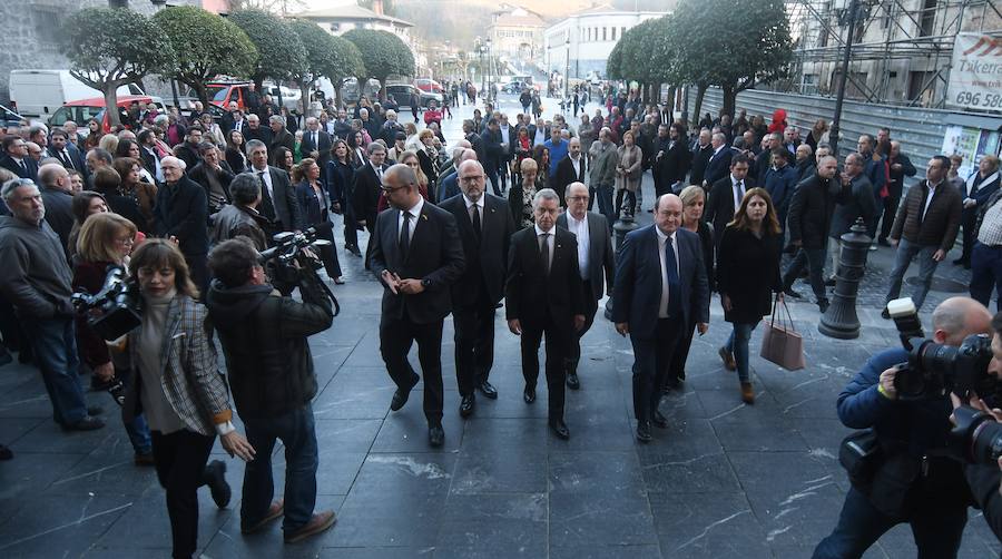 La iglesia de Santa María la Real de Azkoitia se ha quedado pequeña este sábado para acoger a los cientos de personas que han asistido al funeral por el alma del expresidente del PNV Xabier Arzalluz, fallecido el pasado a los 86 años