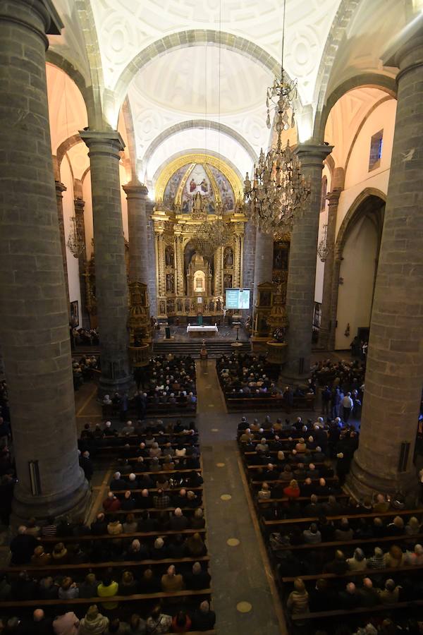 La iglesia de Santa María la Real de Azkoitia se ha quedado pequeña este sábado para acoger a los cientos de personas que han asistido al funeral por el alma del expresidente del PNV Xabier Arzalluz, fallecido el pasado a los 86 años