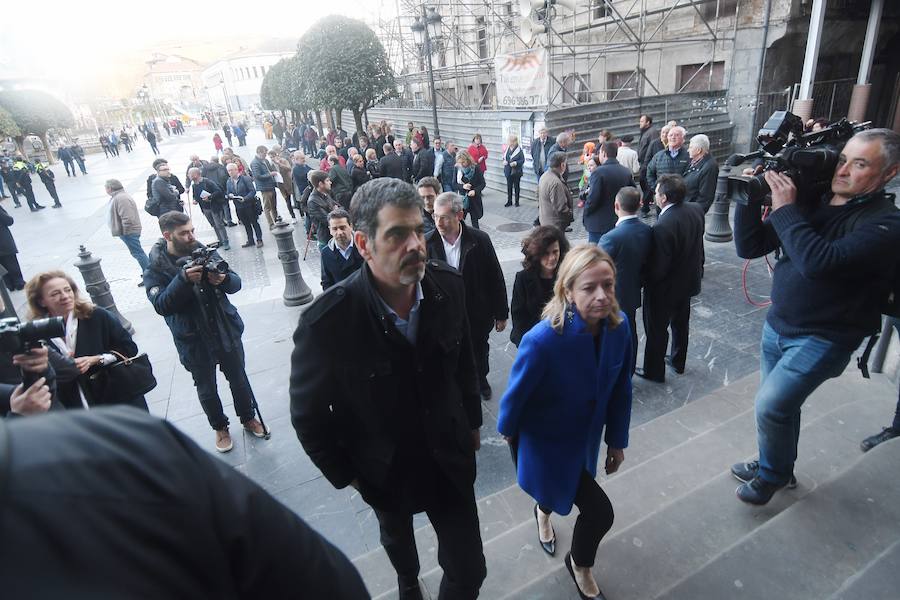 La iglesia de Santa María la Real de Azkoitia se ha quedado pequeña este sábado para acoger a los cientos de personas que han asistido al funeral por el alma del expresidente del PNV Xabier Arzalluz, fallecido el pasado a los 86 años