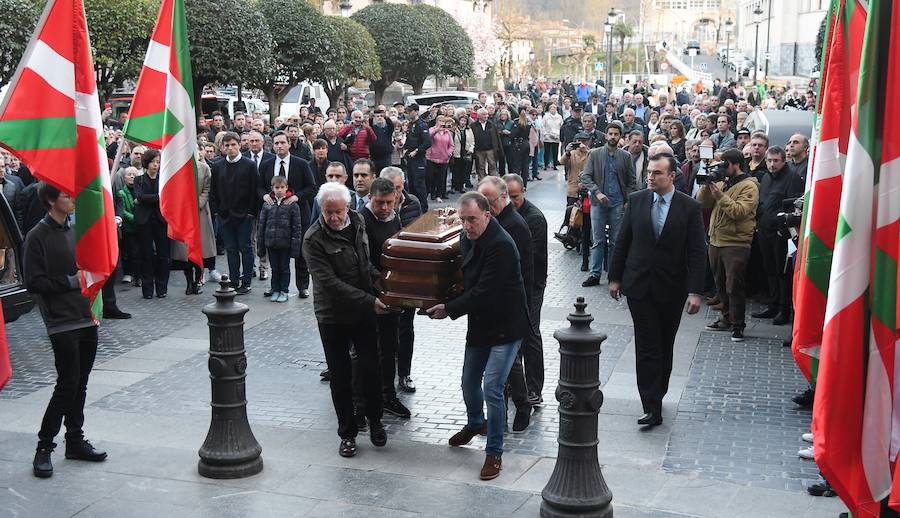 La iglesia de Santa María la Real de Azkoitia se ha quedado pequeña este sábado para acoger a los cientos de personas que han asistido al funeral por el alma del expresidente del PNV Xabier Arzalluz, fallecido el pasado a los 86 años