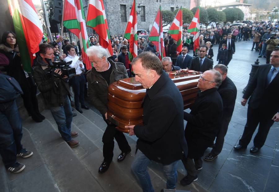 La iglesia de Santa María la Real de Azkoitia se ha quedado pequeña este sábado para acoger a los cientos de personas que han asistido al funeral por el alma del expresidente del PNV Xabier Arzalluz, fallecido el pasado a los 86 años