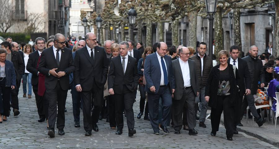 La iglesia de Santa María la Real de Azkoitia se ha quedado pequeña este sábado para acoger a los cientos de personas que han asistido al funeral por el alma del expresidente del PNV Xabier Arzalluz, fallecido el pasado a los 86 años