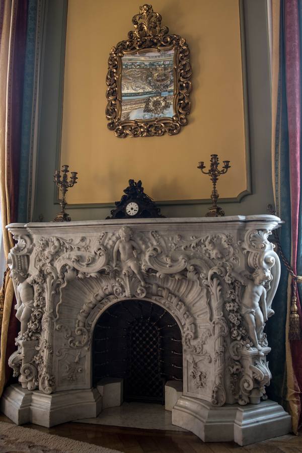 Una preciosa chimenea tallada en mármol.