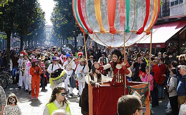 Los saltimbanquis han acompañado a los pintores hasta la plaza de la Virgen Blanca. 