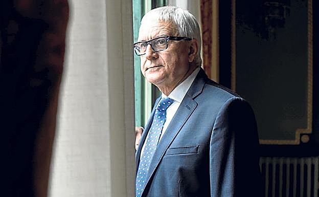 Vicente Reyes mira a la plaza Moyúa desde el interior del palacio Chávarri.