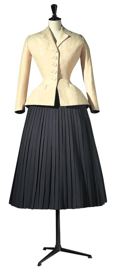 Imagen secundaria 1 - 'Fête joyeuse', línea 'A', 1955. Abajo, conjunto 'Bar', línea 'Corola' de alta costura, 1947, y 'Miss Dior' en cristal Baccarat, del mismo año.