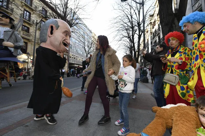 Los participantes han desfilado por el centro de la villa con sus trajes, preparados con mimo hasta minutos antes del acto 