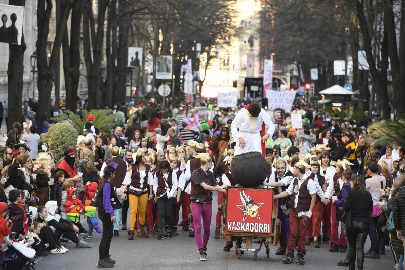 Los participantes han desfilado por el centro de la villa con sus trajes, preparados con mimo hasta minutos antes del acto 