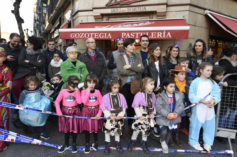 Los participantes han desfilado por el centro de la villa con sus trajes, preparados con mimo hasta minutos antes del acto 