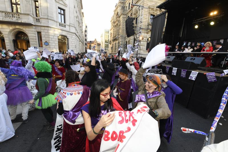 Los participantes han desfilado por el centro de la villa con sus trajes, preparados con mimo hasta minutos antes del acto 