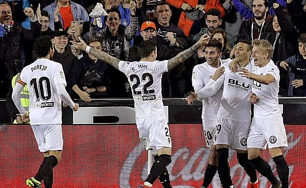 Los jugadores del Valencia celebran el tanto de Rodrigo.