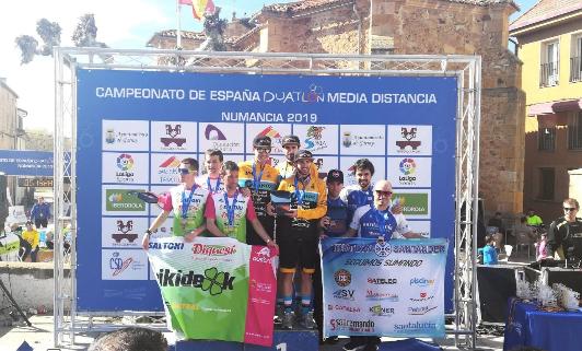 El equipo vizcaíno ANb, en el centro, con el trofeo y las medallas de campeones de España.