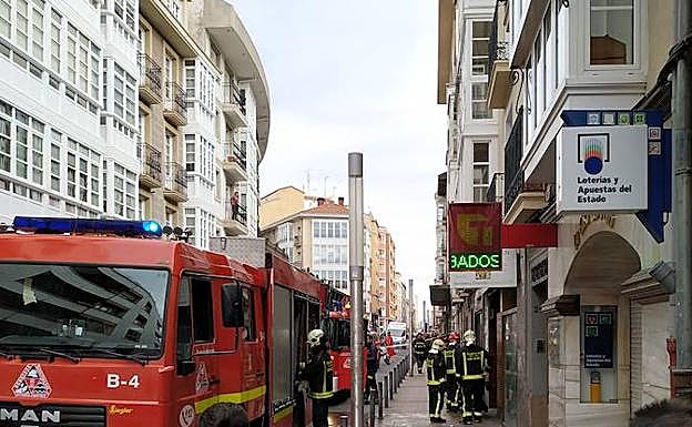 Bomberos intervienen en el bar Dólar, donde se ha producido un cortocircuito.