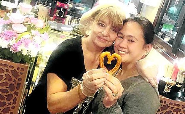 La churrera de Alcorcón, con una de las cocineras a las que ha mostrado los secretos de sus apreciados productos. 