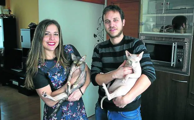 Aintzane y Álvaro posan en su casa con Dimas y Hugo en brazos. 