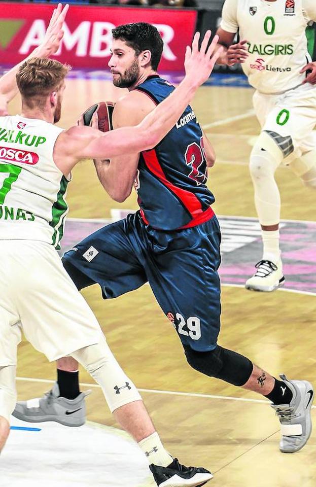 Patricio Garino busca el camino hacia el aro ante la defensa de Walkup, base del Zalgiris.