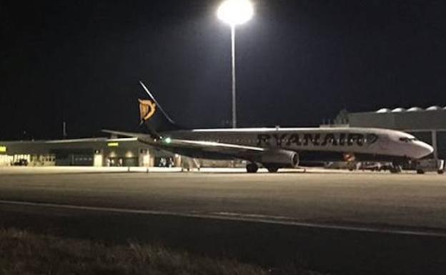 Foto de archivo del aeropuerto de Foronda a la noche.