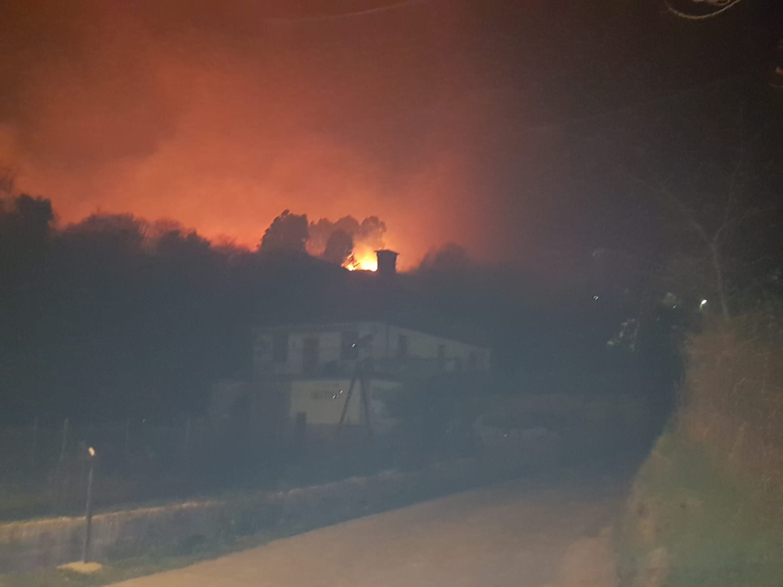 En Muskiz se han producido dos focos y han desalojado a varias familias. También ha habido fuegos en Lemoiz, Amoroto, Getxo y el Monte Ganguren, entre Bilbao y Galdakao