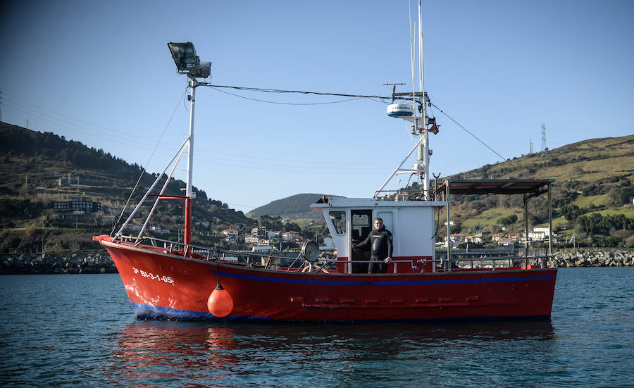 El mariscador profesional, con Zierbena detrás. 