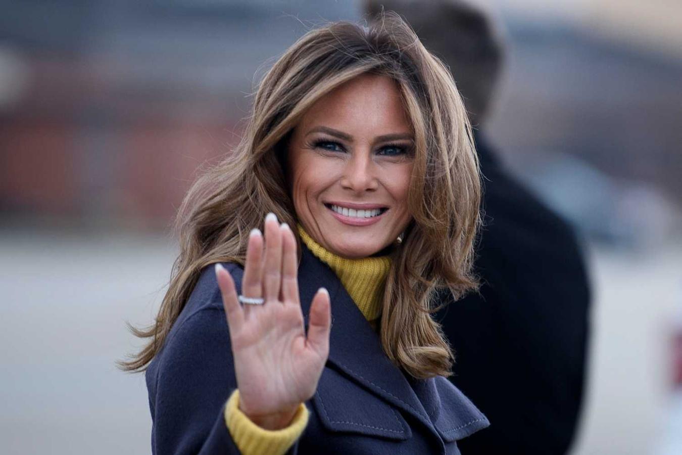Melania Trump, primera dama de Estados Unidos, saluda sonriente a su llegada a la Base Aérea de Andrews . 