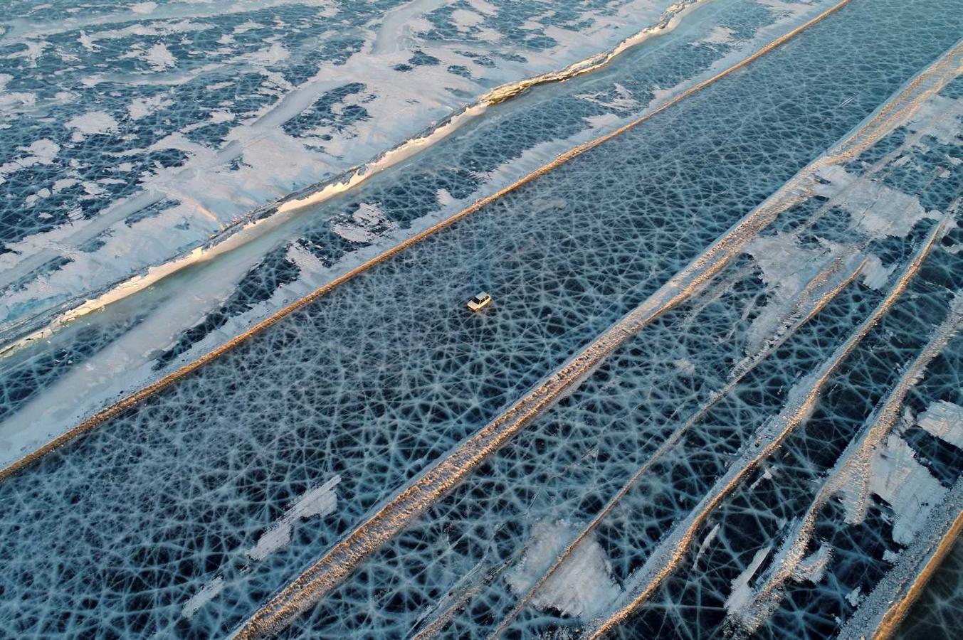Coche circulando sobre el congelado río Yenisei, en Rusia 