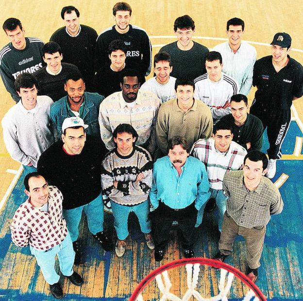 Los campeones del 96. Sobin, Querejeta, Nicola,Garbajosa, Reyes, Rodríguez, Perasovic, Juan Pedro Cazorla, Ferrán López, Sala, Gómez, Groves, Green, Carlos Cazorla, Barrios, Seco, Rivas, Bilbao, Comas, Millera y Larreategi.