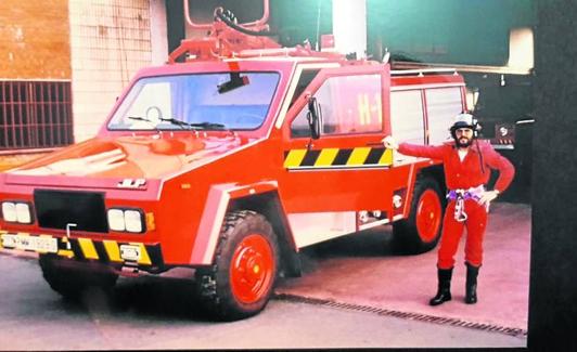 Alberto posa con un vehículo de intervención rápida, en 1988.