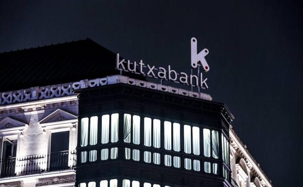 Imagen nocturna de la sede de Kutxabank en Bilbao.