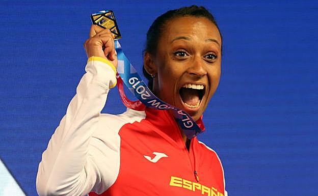 Ana Peleteiro muestra su felicidad en el podio con su medalla de oro. 