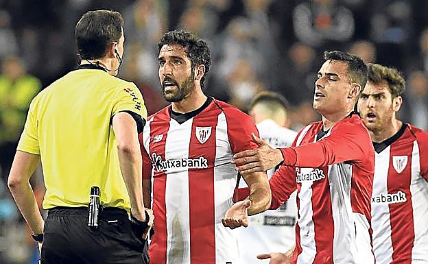 Raúl García se encara con el colegiado Medié Jiménez tras no señalar un penalti cometido sobre el navarro en la primera parte.