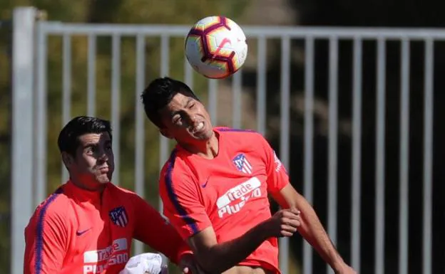 Rodri (d), junto a Morata, en un entrenamiento del Atlético. 