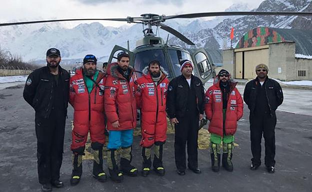 Txikon, en el centro, con sus compañeros de expedición y los pilotos paquistaníes. 