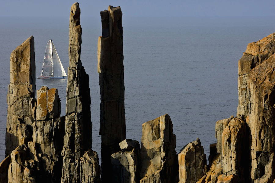 El yate australiano Wild Oats XI pasa frente a la costa de Tasmania durante la carrera anual de Sydney a Hobart.