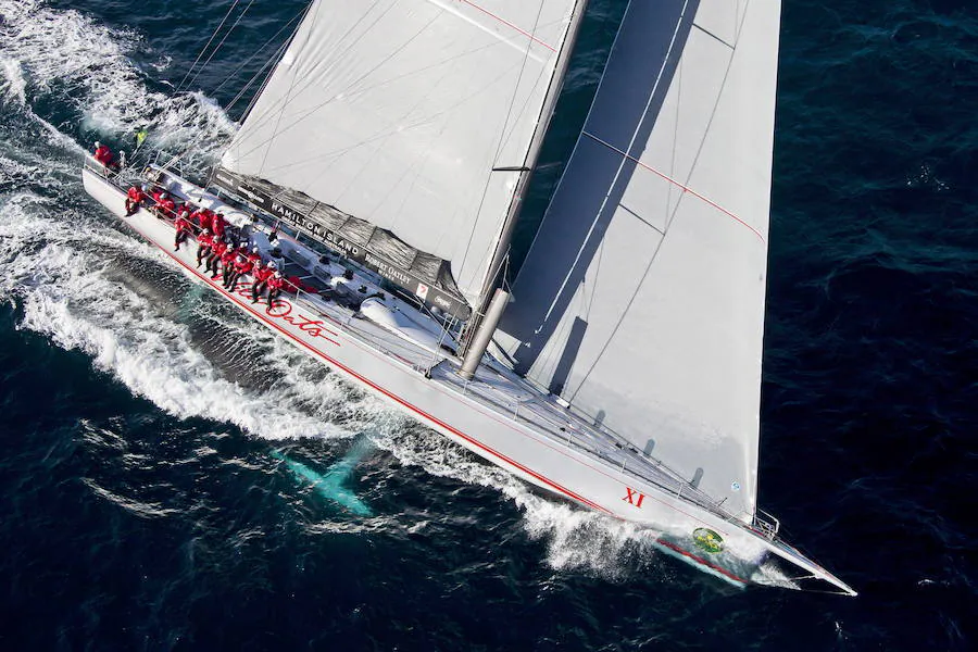 Fotografía que muestra al Wild Oats XI mientras navega durante la mítica regata Rolex Sydney-Hobart, que cumple su 68ª edición, en Sídney, Australia.