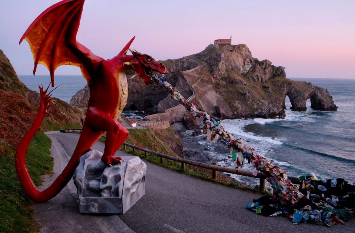 Fotos: Los dragones de &#039;Juego de Tronos&#039; vuelven a Gaztelugatxe para luchar contra el «maldito plástico»