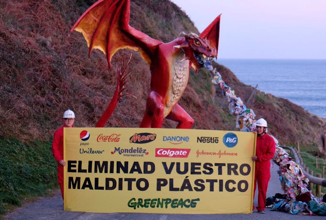 Fotos: Los dragones de &#039;Juego de Tronos&#039; vuelven a Gaztelugatxe para luchar contra el «maldito plástico»