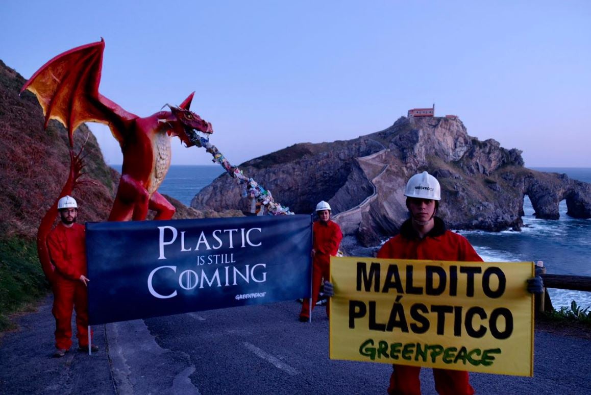Fotos: Los dragones de &#039;Juego de Tronos&#039; vuelven a Gaztelugatxe para luchar contra el «maldito plástico»