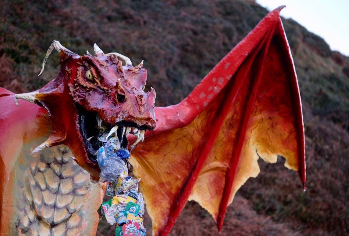 Fotos: Los dragones de &#039;Juego de Tronos&#039; vuelven a Gaztelugatxe para luchar contra el «maldito plástico»
