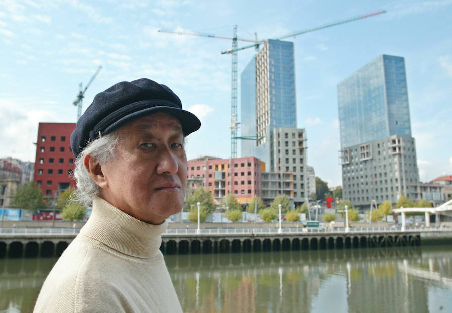 El arquitecto japonés Arata Isozaki, visita la obra de las torres Isozaki de Bilbao.