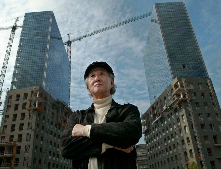 El arquitecto japonés Arata Isozaki, visita la obra de las torres Isozaki de Bilbao.