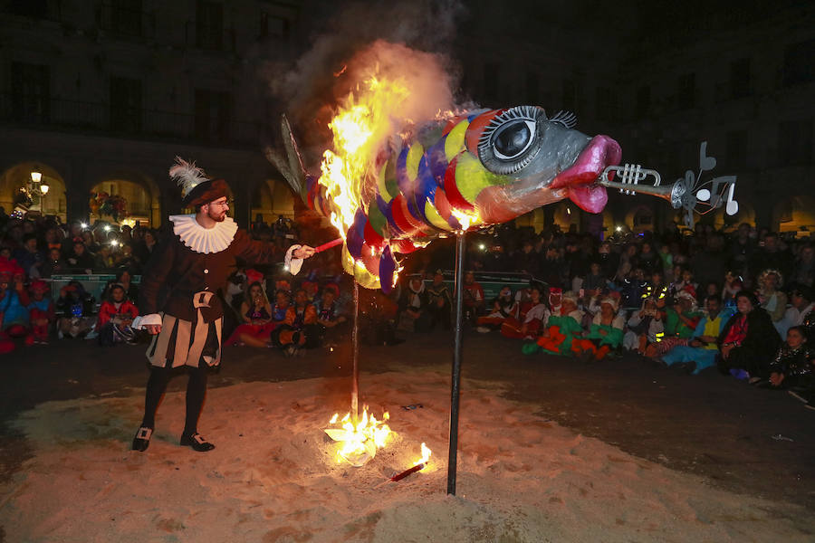 Fotos: El entierro de la sardina pone fin al carnaval vitoriano