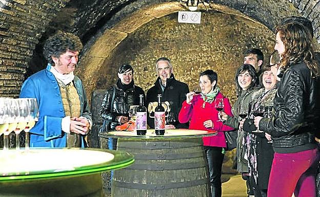 Una cata teatralizada en una bodega de Rioja Alavesa. 