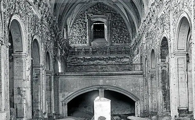 Interior de la iglesia de San Francisco, un templo de estilo gótico avanzado de finales del siglo XIV, años antes de su demolición. 