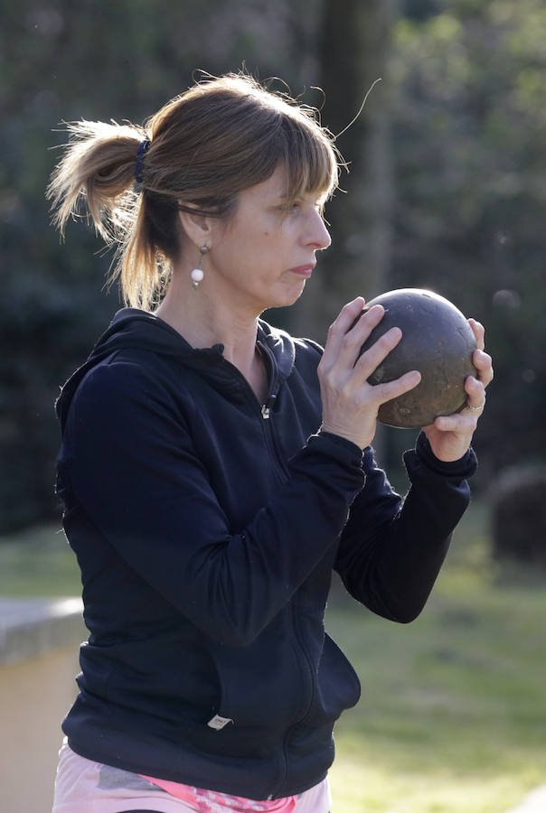 Una treintena de mujeres compite en la modalidad de 'bolos a katxete', un juego con 150 años de historia reservado hasta hace poco a los hombres